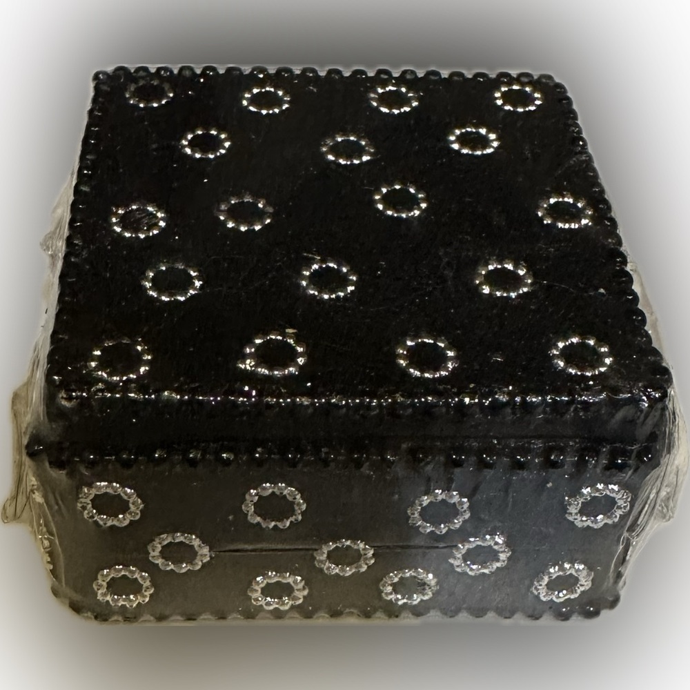 VTG 2005 SPIRIT INDIA SMALL BOX BLACK SILVER TRINKET JEWELRY FLORAL COLLECTIBLE
